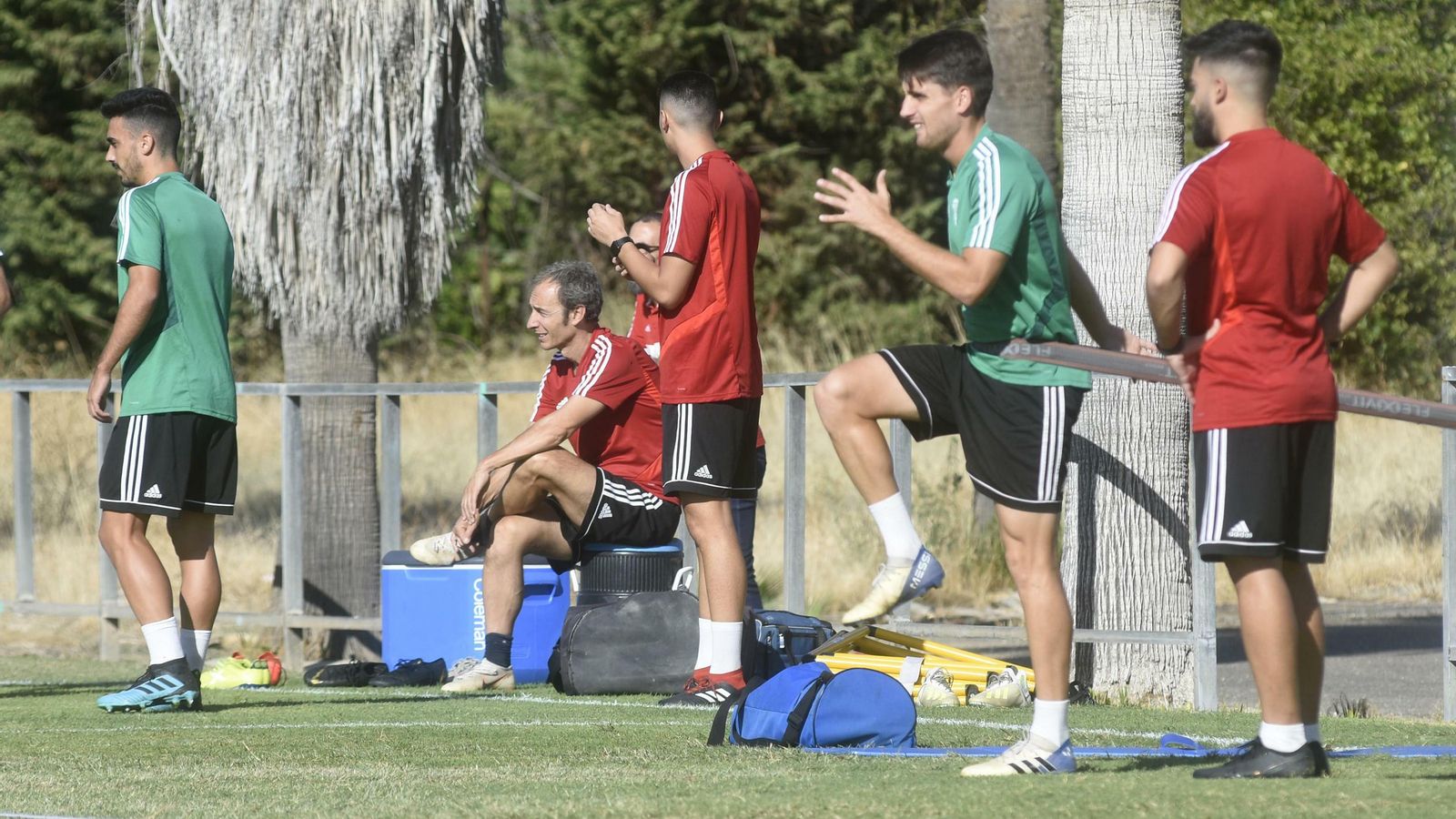 Juanto Ortuño estira durante un entrenamiento en la Ciudad Deportiva.