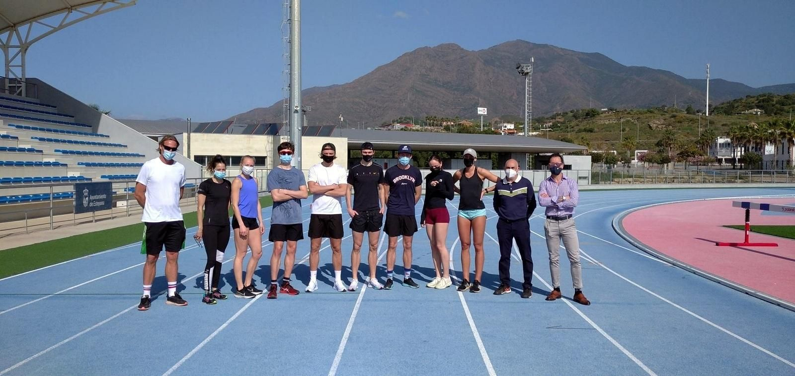 Las atletas suecos en las instalaciones del Estadio de Atletismo de Estepona.