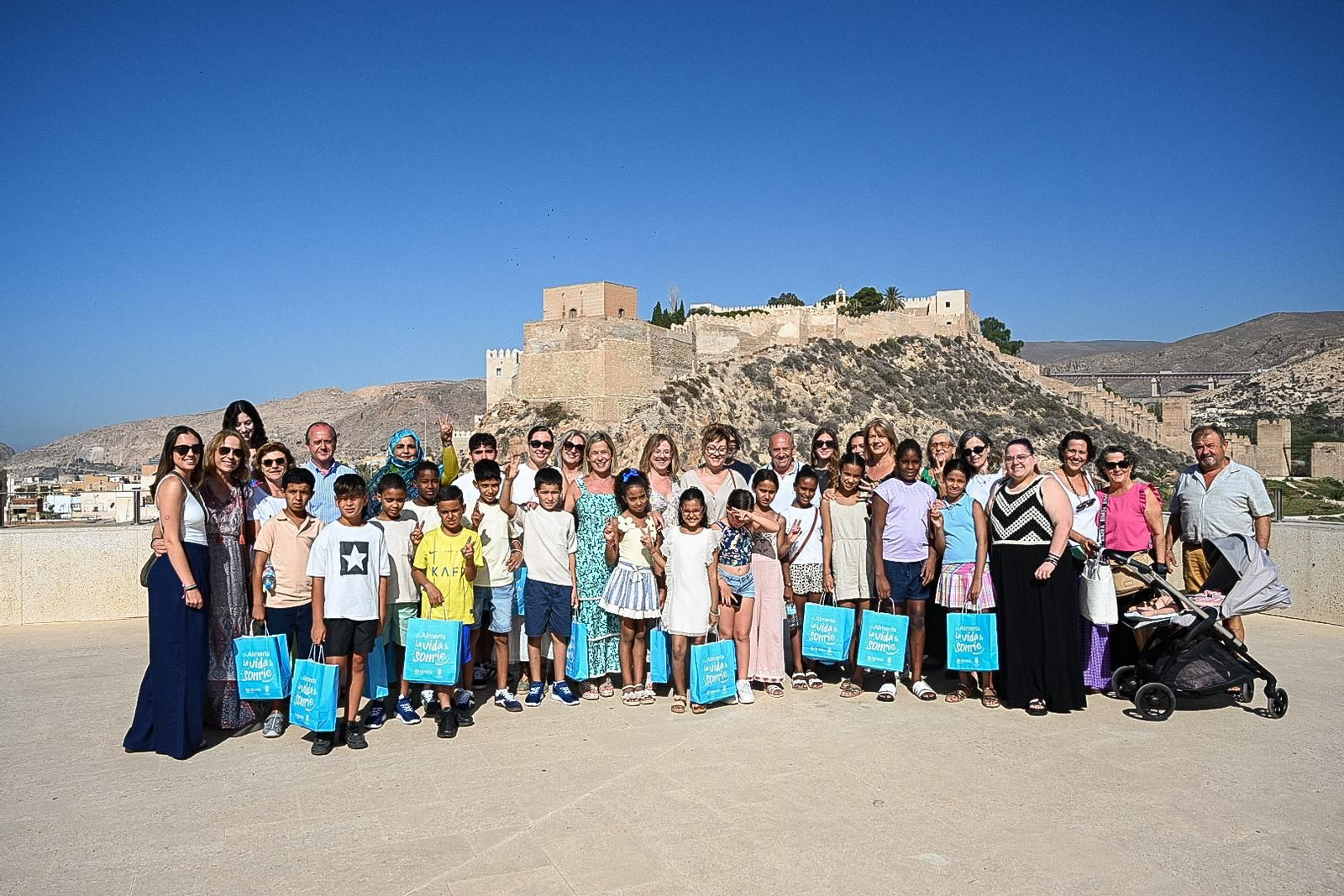Los jóvenes han visitado la azotea del Ayuntamiento con la concejal de Presidencia