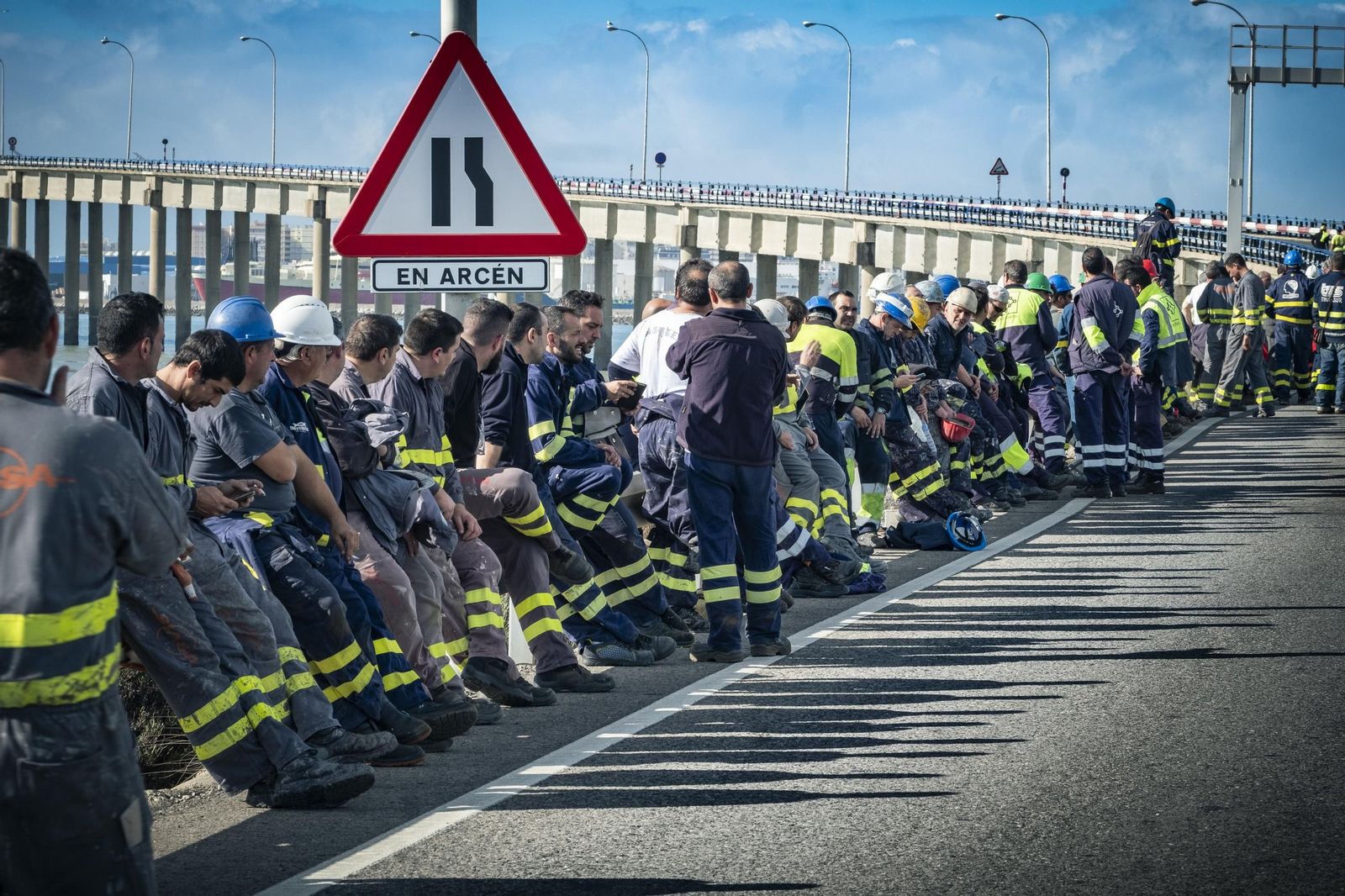 Imágenes de la protesta de las empresas auxiliares de Navantia Puerto Real en el Puente Carranza