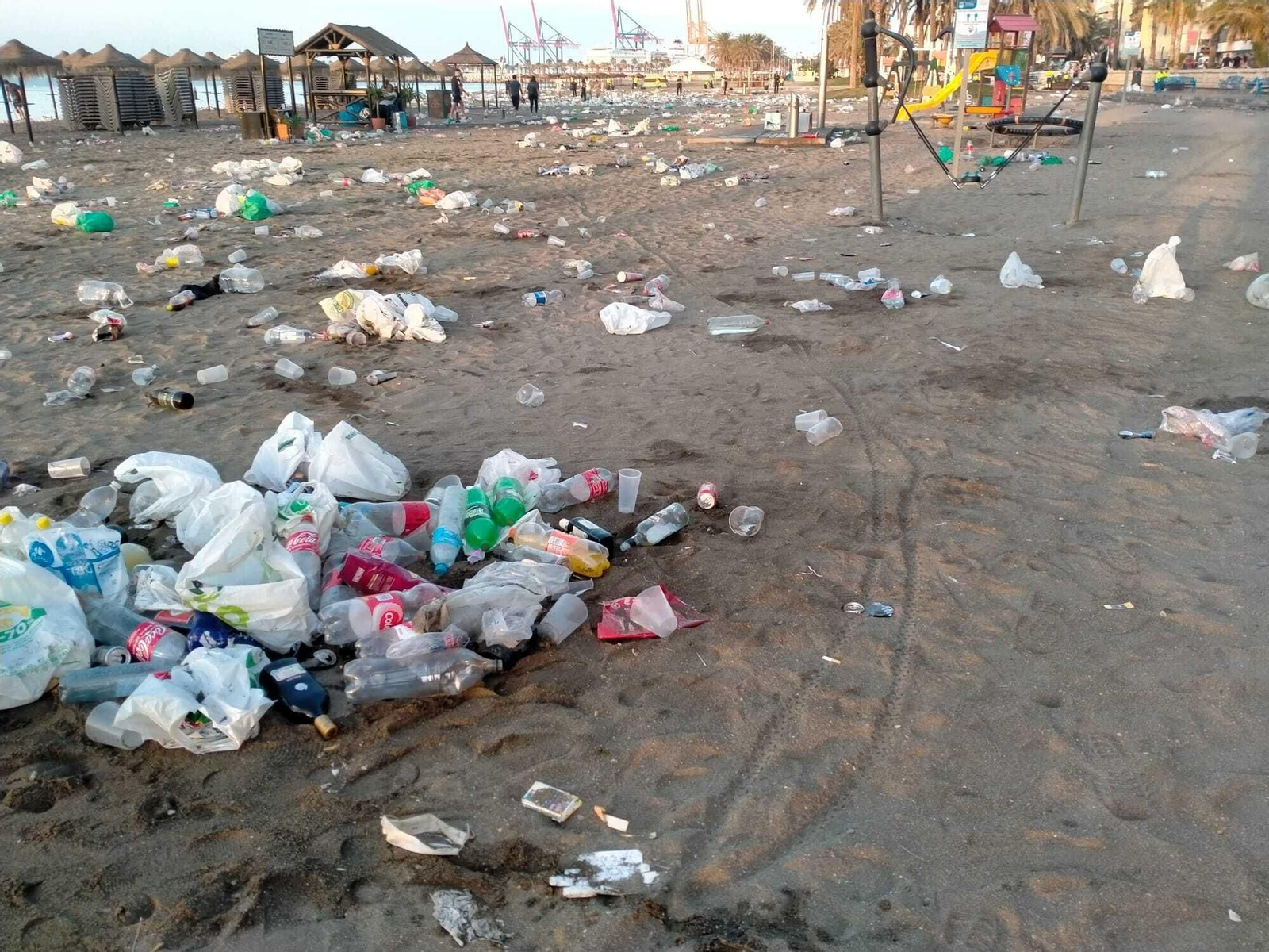 Las fotos de la basura en Playa de la Malagueta tras la Noche de San Juan