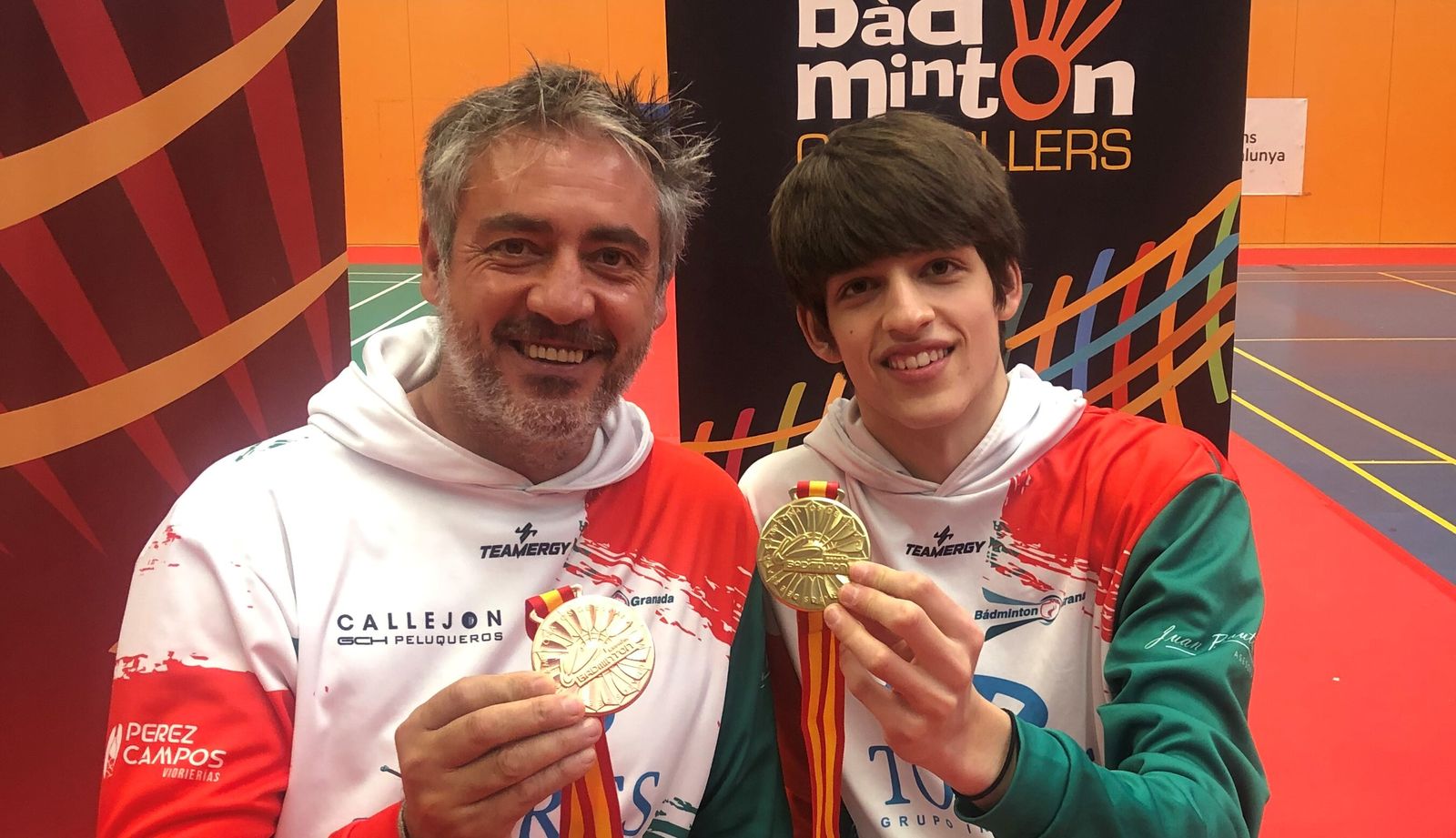 Daniel Franco junto a su padre y entrenador posa con la medalla.