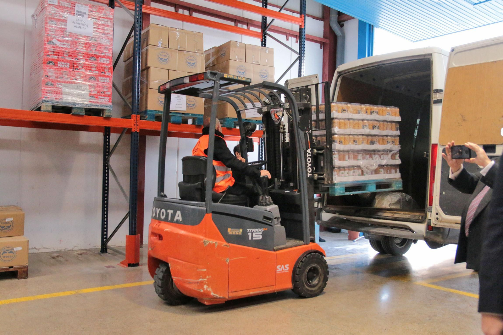 La Reina Sofía visita el Banco de Alimentos de Almería