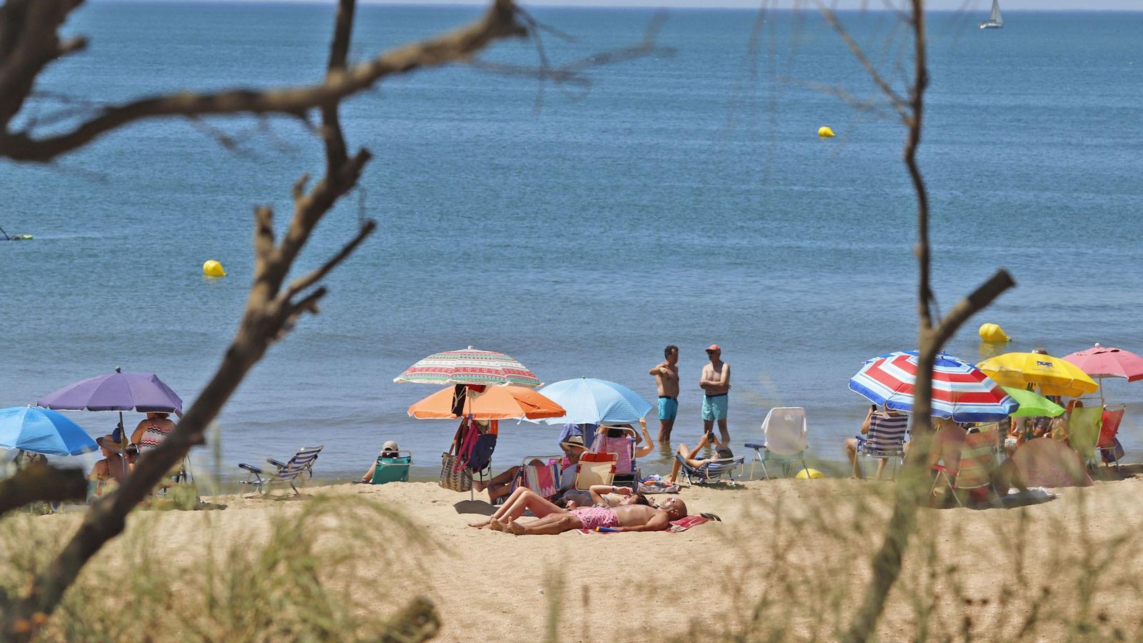 La zona que enfoca la cámara es la playa central de Islantilla, frente a su centro comercial La zona que enfoca la cámara es la playa central de Islantilla, frente a su centro comercial