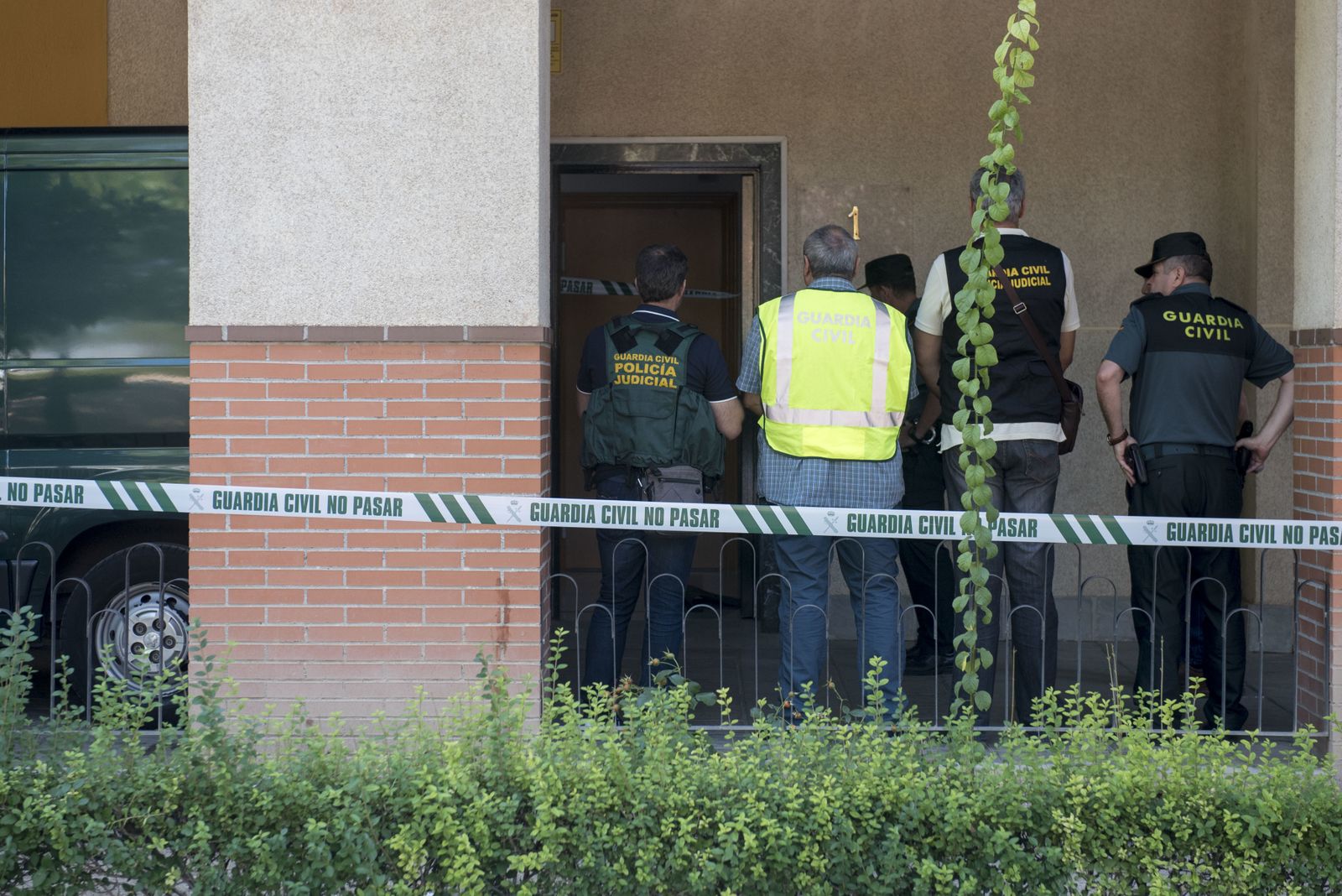 La Guardia Civil durante el levantamiento del cadáver de la víctima.