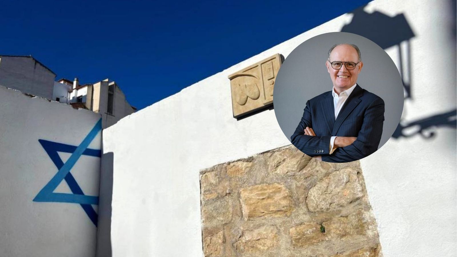 David Jiménez-Blanco sobre una imagen de la judería de Jaén.