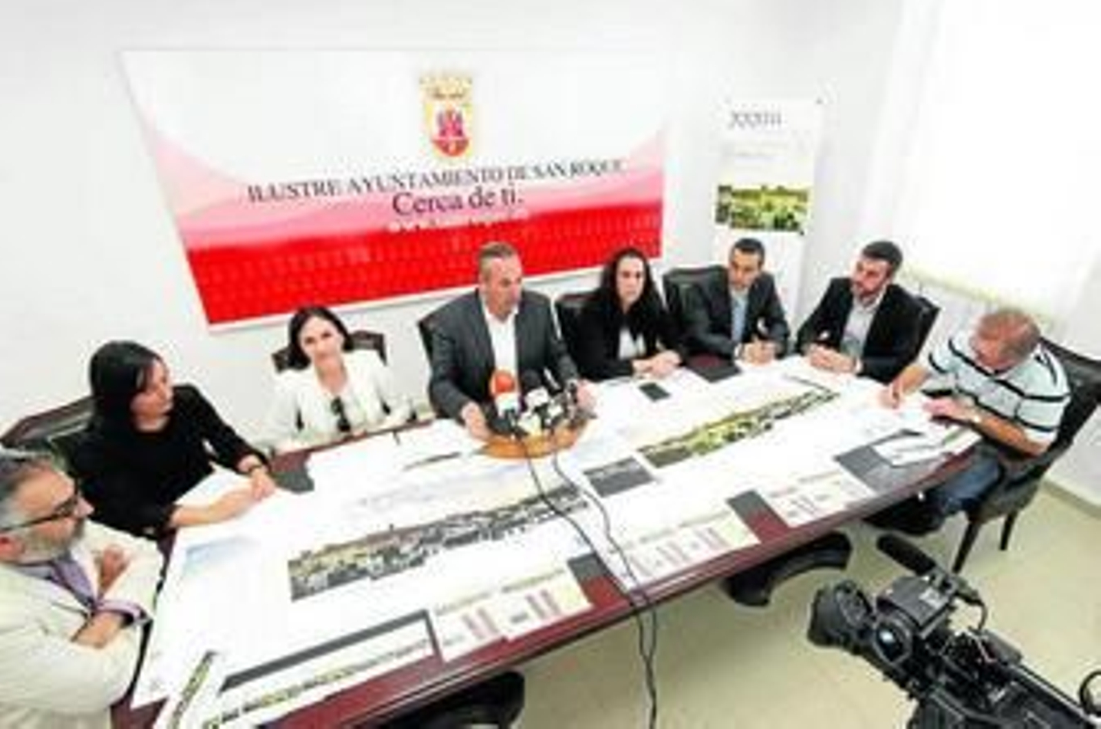 El alcalde, Juan Carlos Ruiz Boix, expone los detalles de los cursos, ayer por la mañana.
