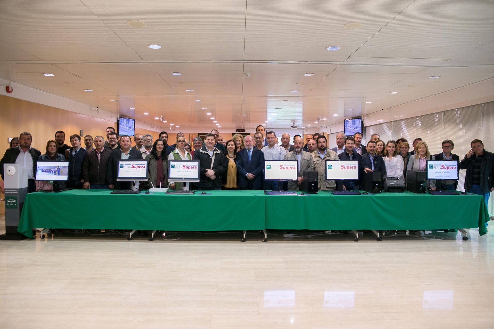 Una reunión de alcaldes de la provincia de Sevilla, en la sede de la Diputación.