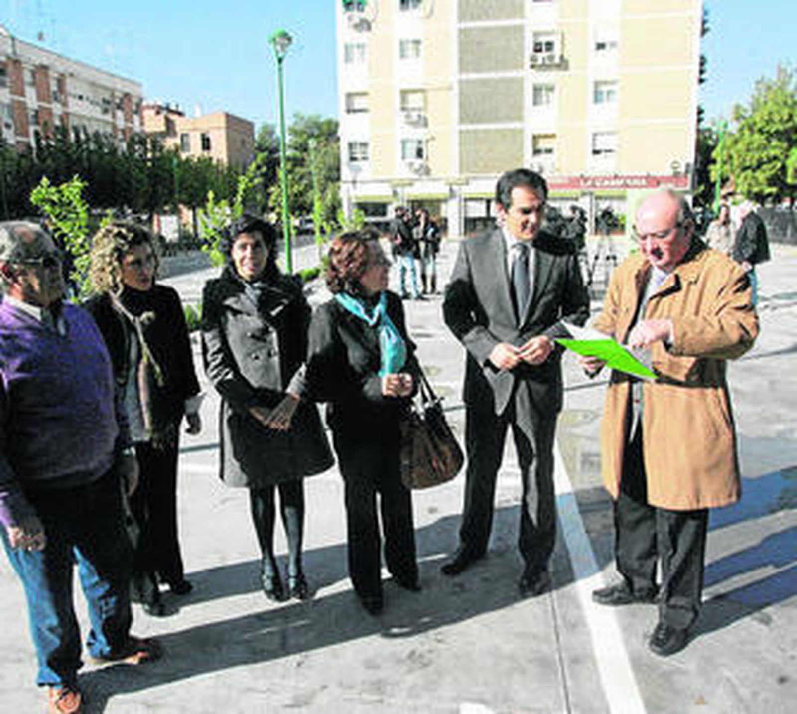 Nieto y Martín con vecinos de la avenida Carlos III.