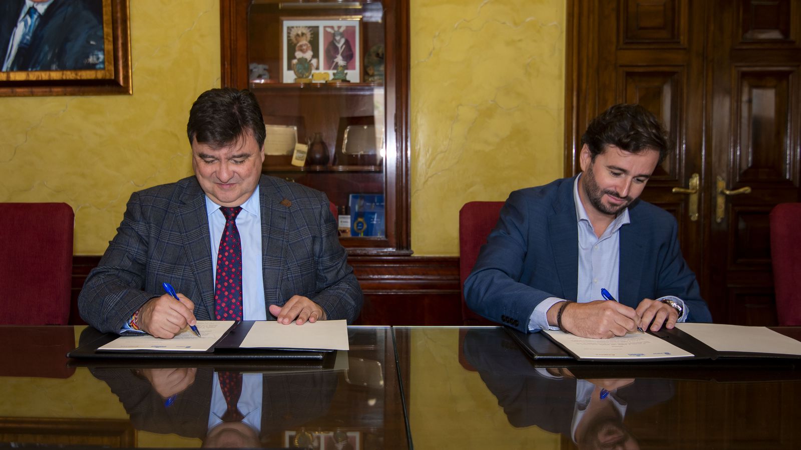 Firma del acuerdo entre Gabriel Cruz y Daniel Toscano.