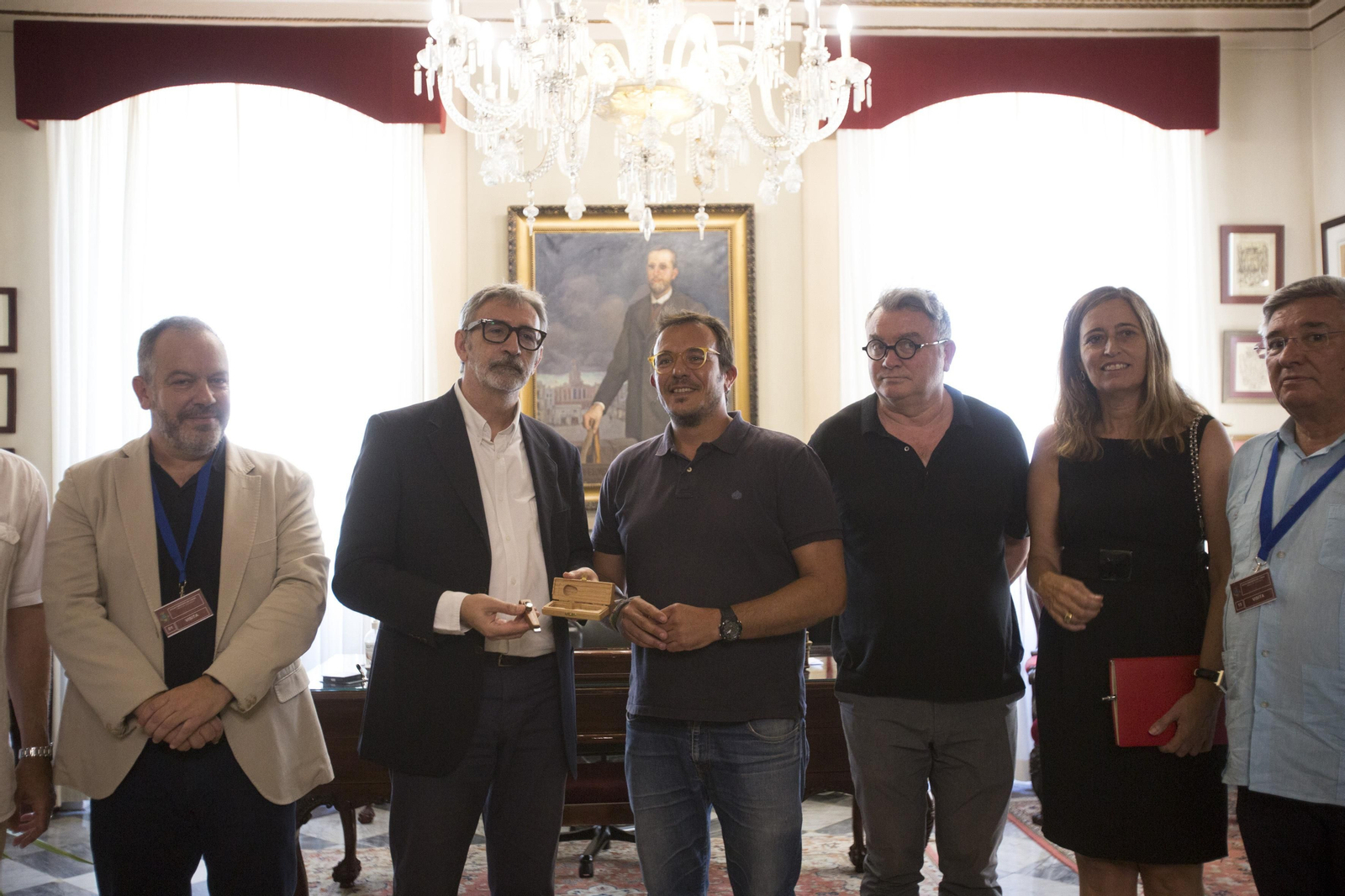 José María Pérez Monguió (izquierda), junto al rector en un acto en el Ayuntamiento de Cádiz.