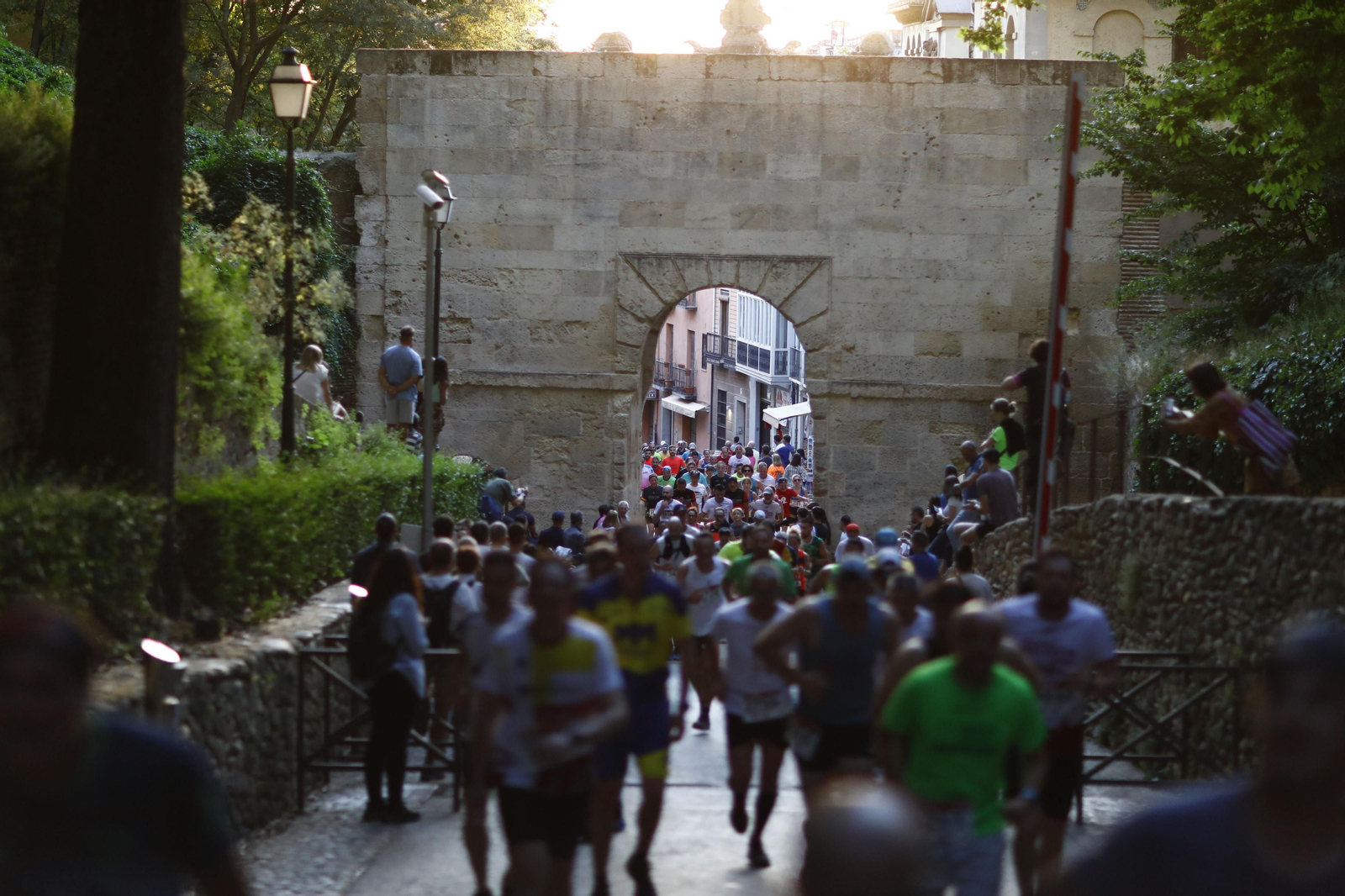 Subida de la Cuesta Gomérez con el Arco de las Granadas de fondo