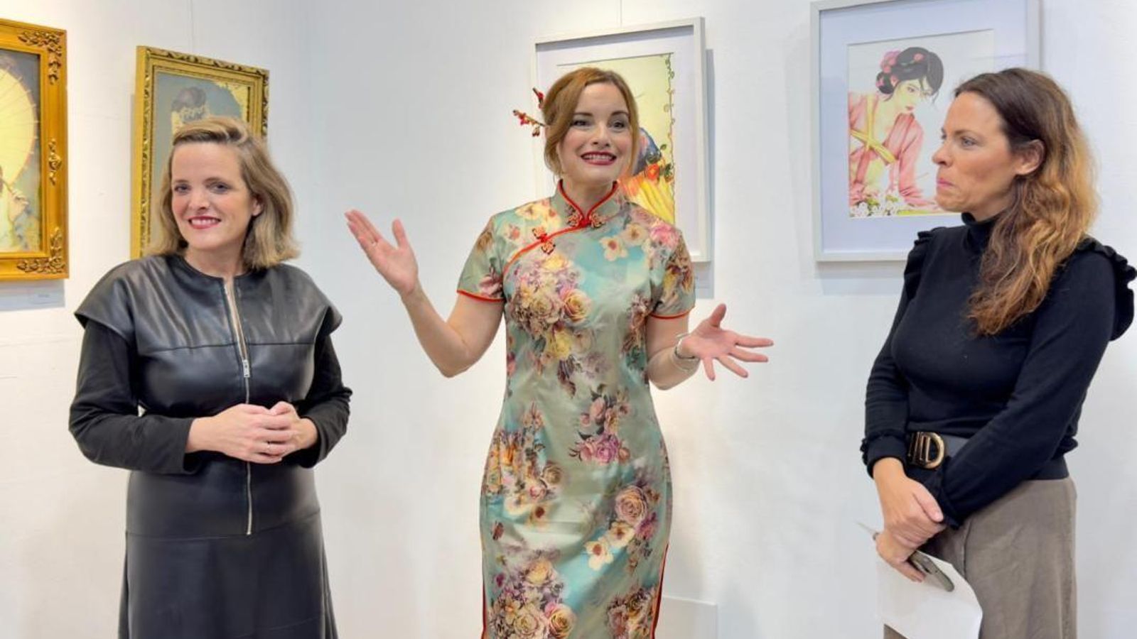 Anabel Flores con las hermanas Maite y Belén González García-Negrotto, durante la inauguración.