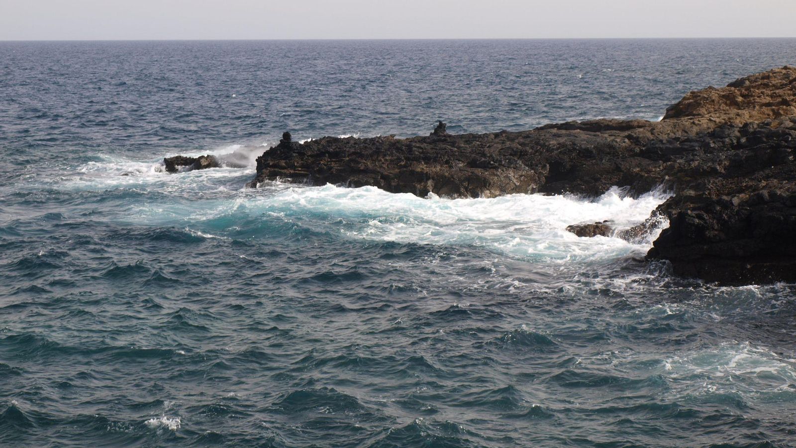 Punta de Seifio, contra la que fue arrastrado el pesquero en mitad del temporal.