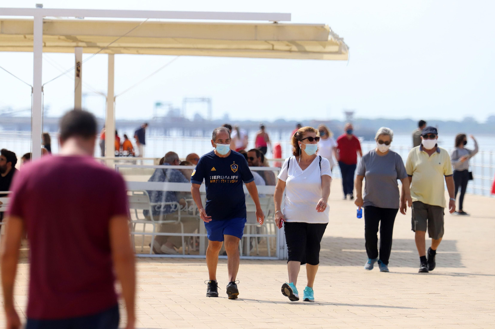 Ambiente en el Paseo de la Ría de la capital onubense.