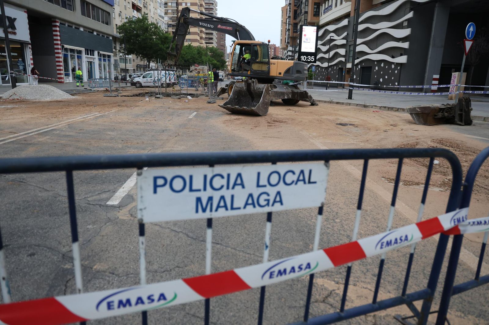 Trabajos en la avenida de la Aurora, este lunes por la mañana, por la rotura de una tubería y hundimiento de la calzada.