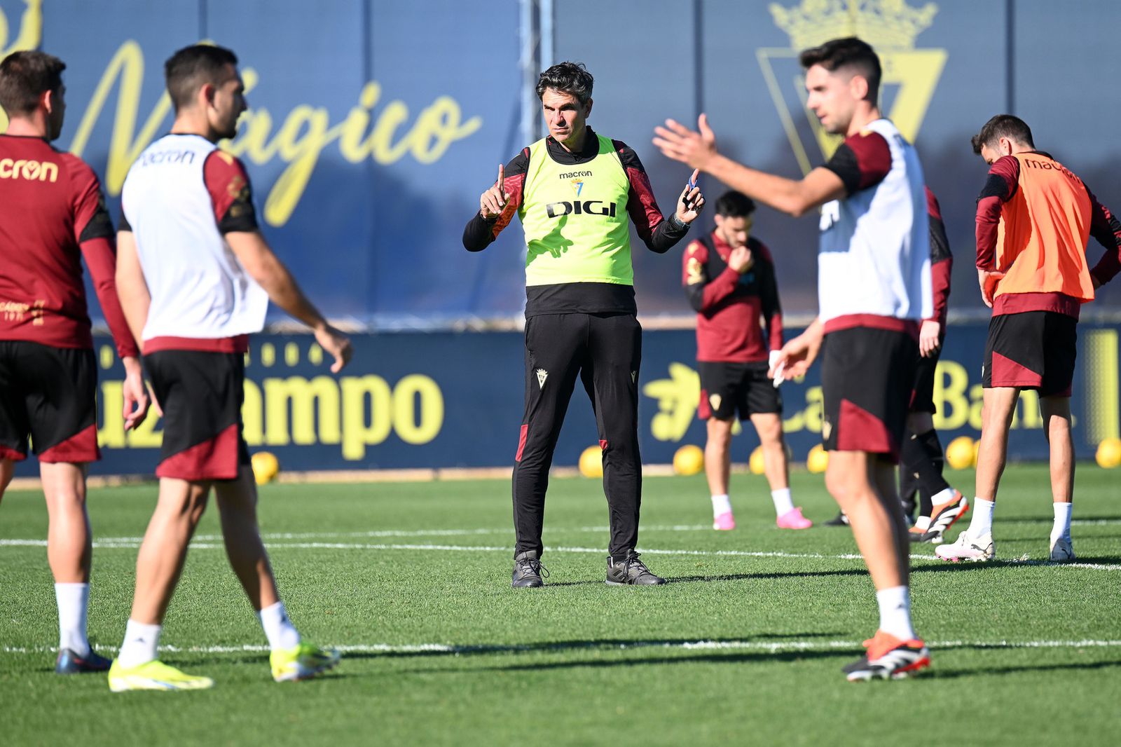 Indicaciones de Pellegrino a sus jugadores en uno de los ejercicios de estrategia y táctica.