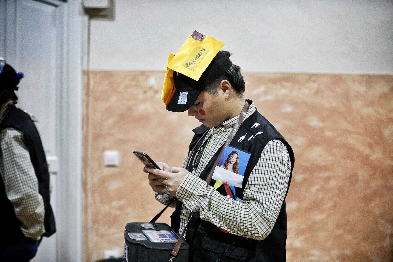 Chirigota 'El que la sigue la consigue' en camerinos.