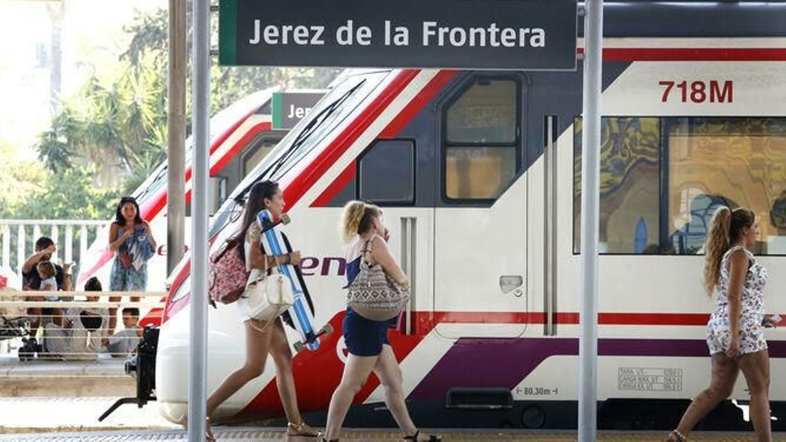 Trenes de Cercanías en la estación de ferrocarriles de Jerez. Trenes de Cercanías en la estación de ferrocarriles de Jerez.