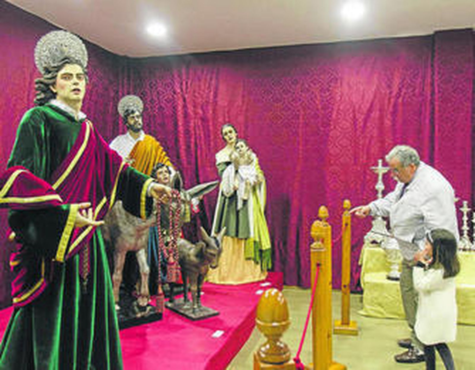 Las imágenes que acompañan en el misterio a Jesús de la Paz presiden una de las salas de la exposición.