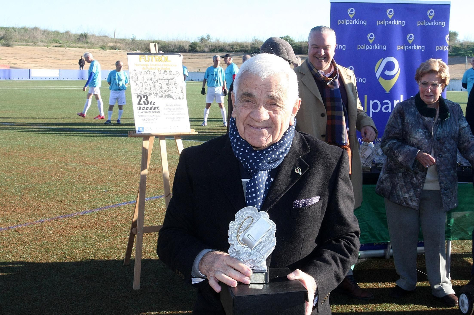 Imágenes del partido homenaje a los árbitros históricos de fútbol de Huelva