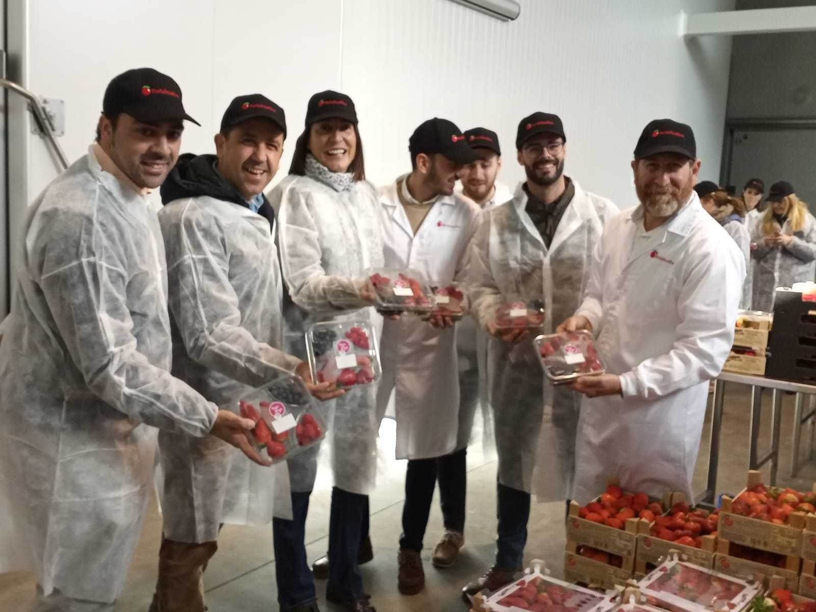 Loles López y otros dirigentes del PP en la empresa Perlahuelva.