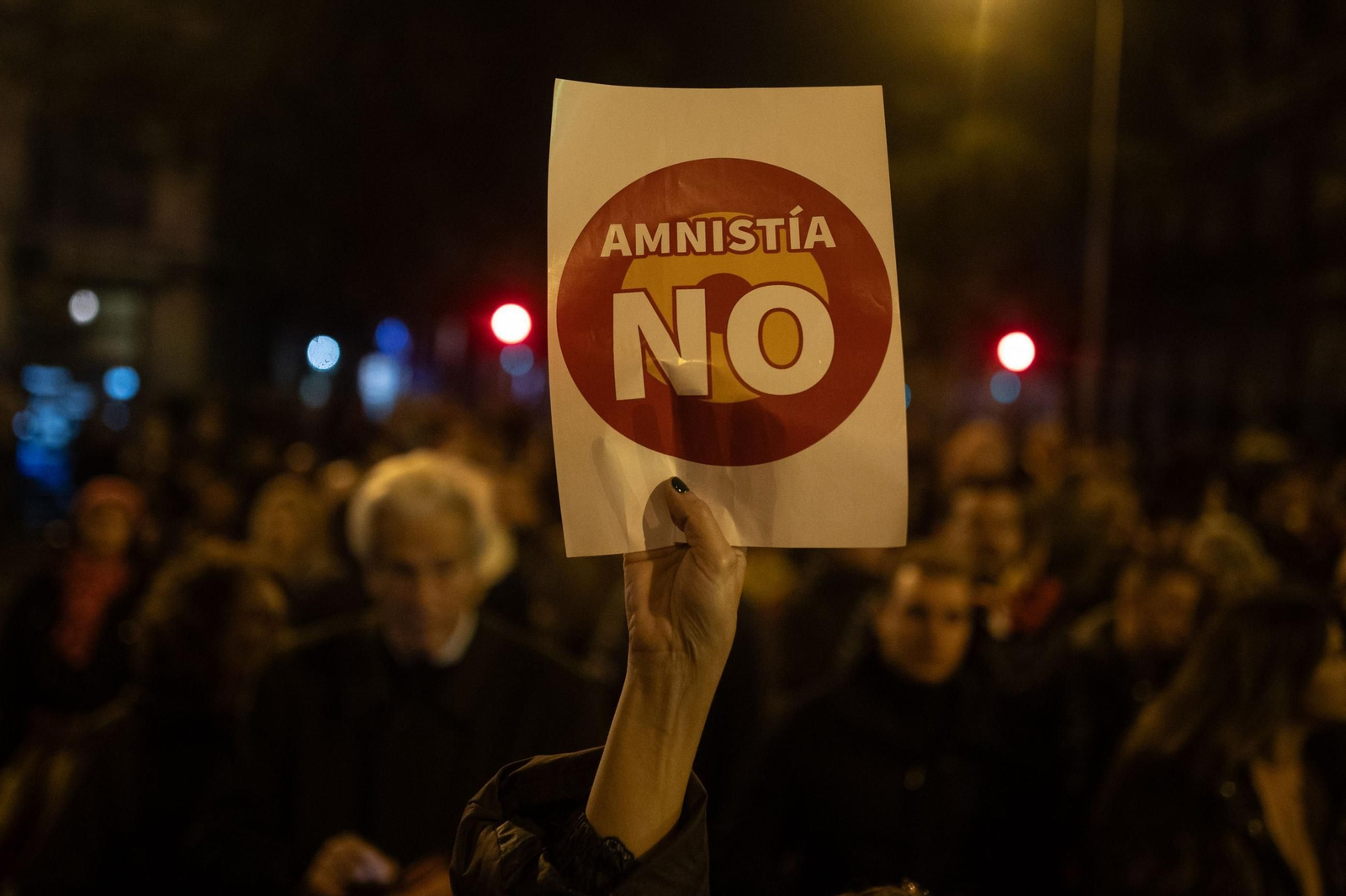 Un manifestante se pronuncia en contra de la ley de amnistía en Madrid en 2023.