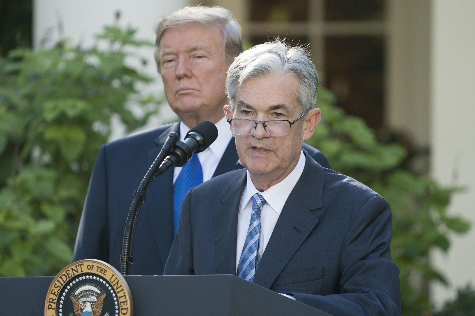El presidente de Estados Unidos, Donald Trump, a la espalda del encargado de dirigir la Reserva Federal, Jerome Powell.