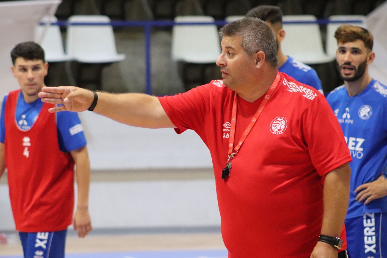 Sergio Barroso da instrucciones a sus jugadores en un partido.