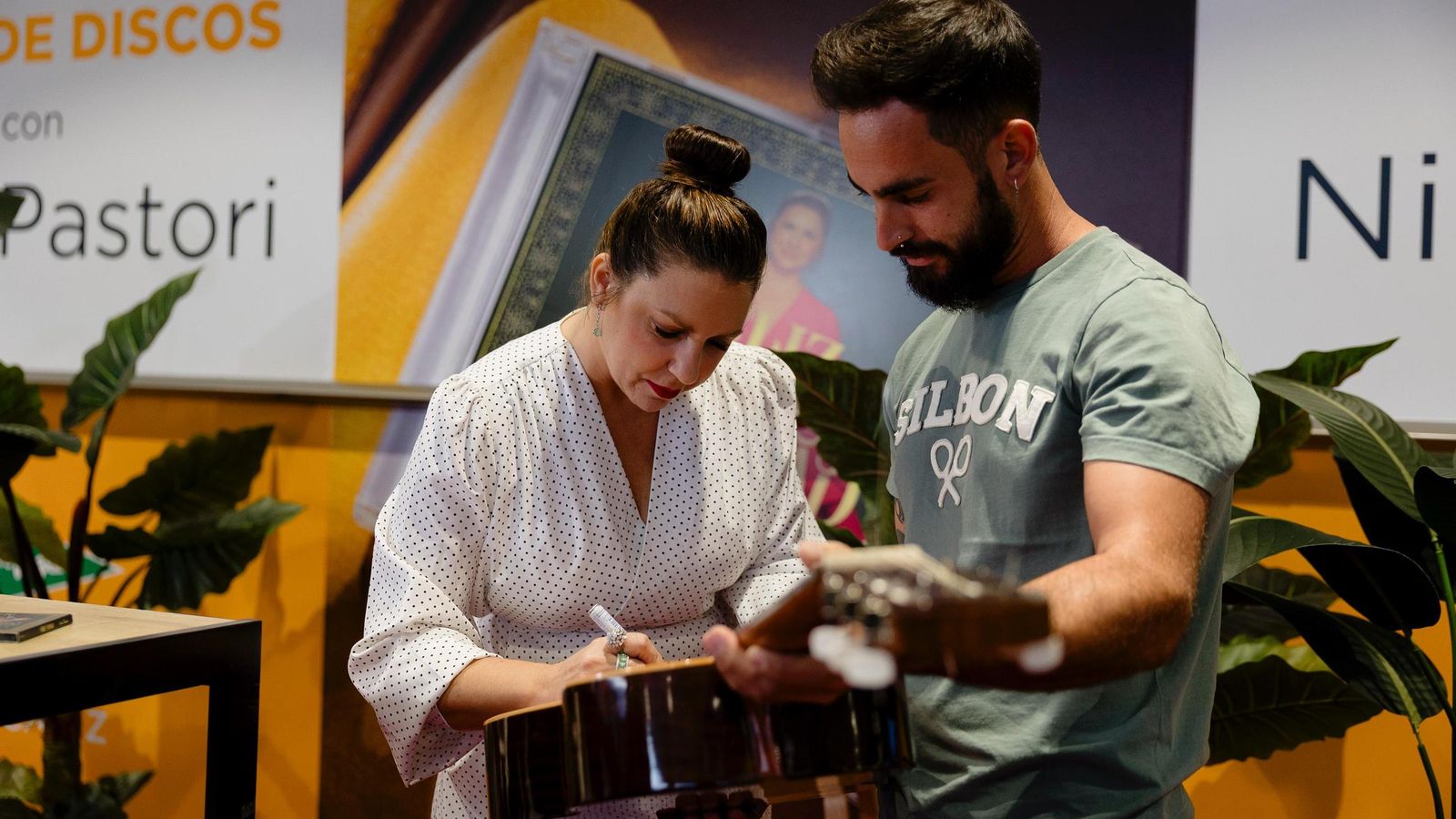 Las imágenes de la firma de discos de Niña Pastori en Cádiz