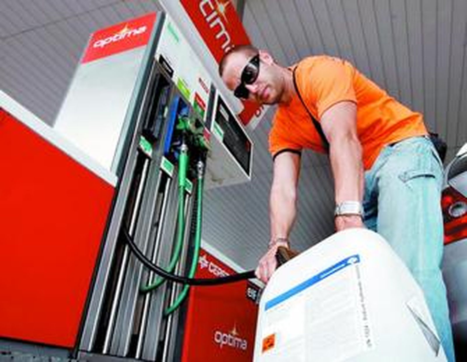 Un conductor llena gasolina para no quedarse en la estacada.