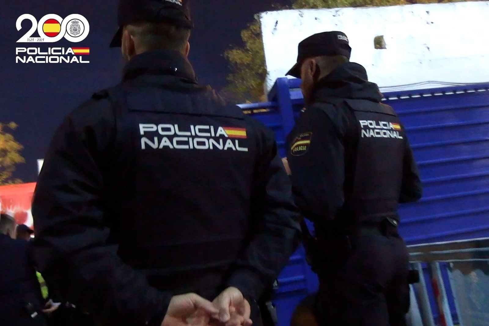 Dos agentes de la Policía Nacional durante una noche de servicio