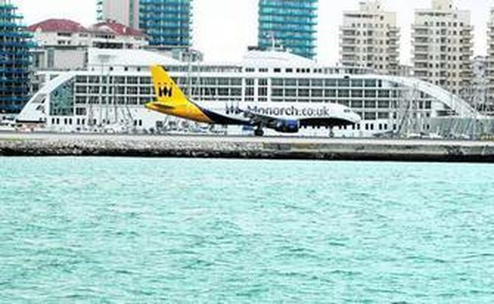 El hotel Sunborn, atracado en Gibraltar en una imagen de archivo.