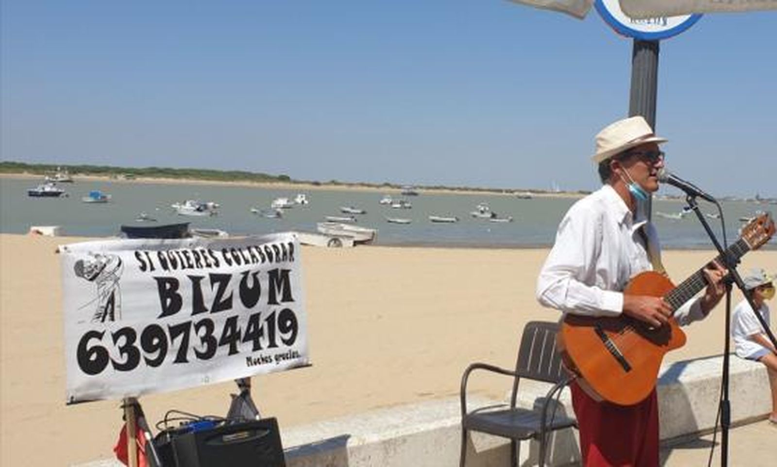 Este músico callejero tira de Bizum para combatir la caída del dinero en efectivo