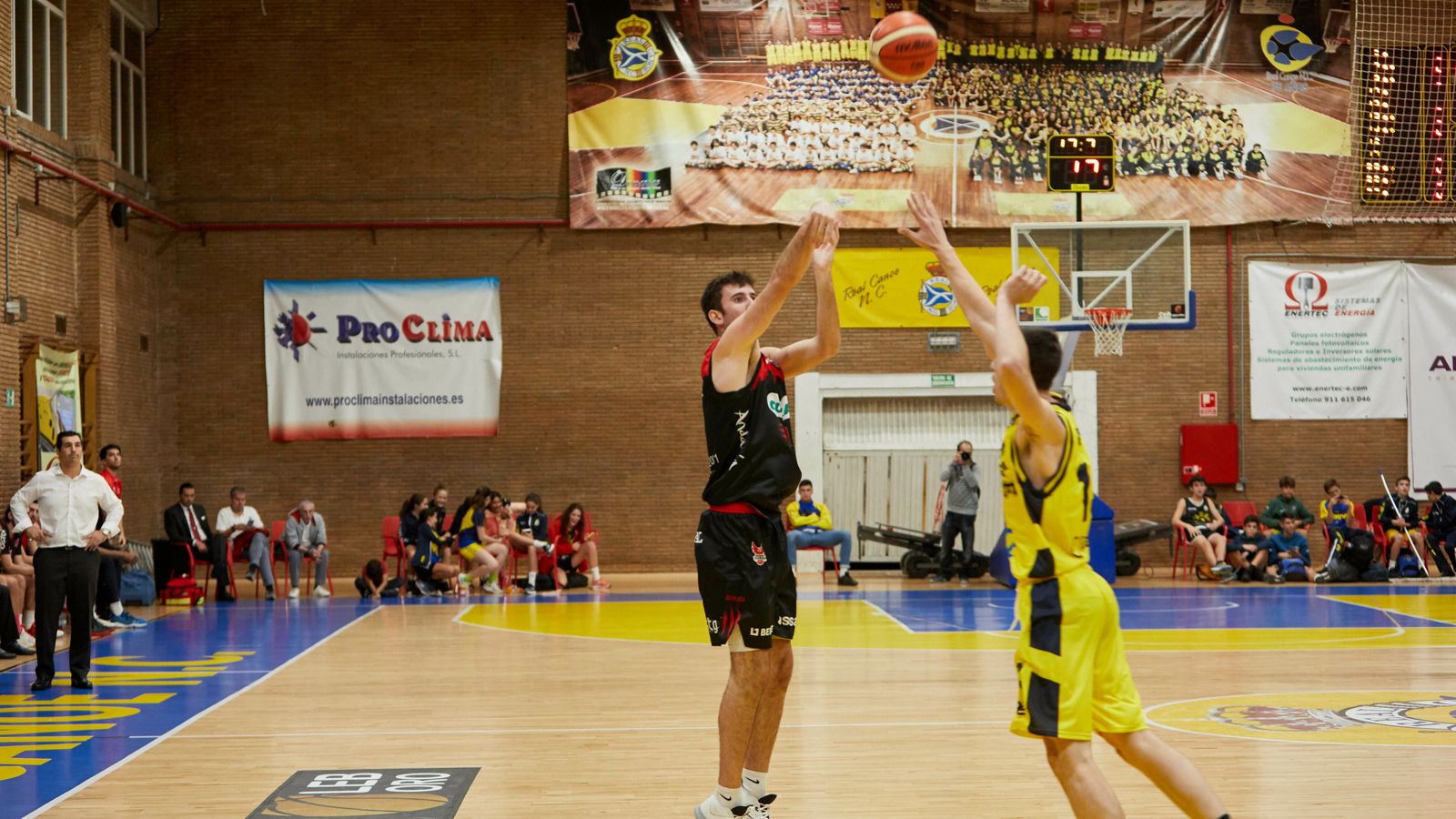 Pardina anota un triple.