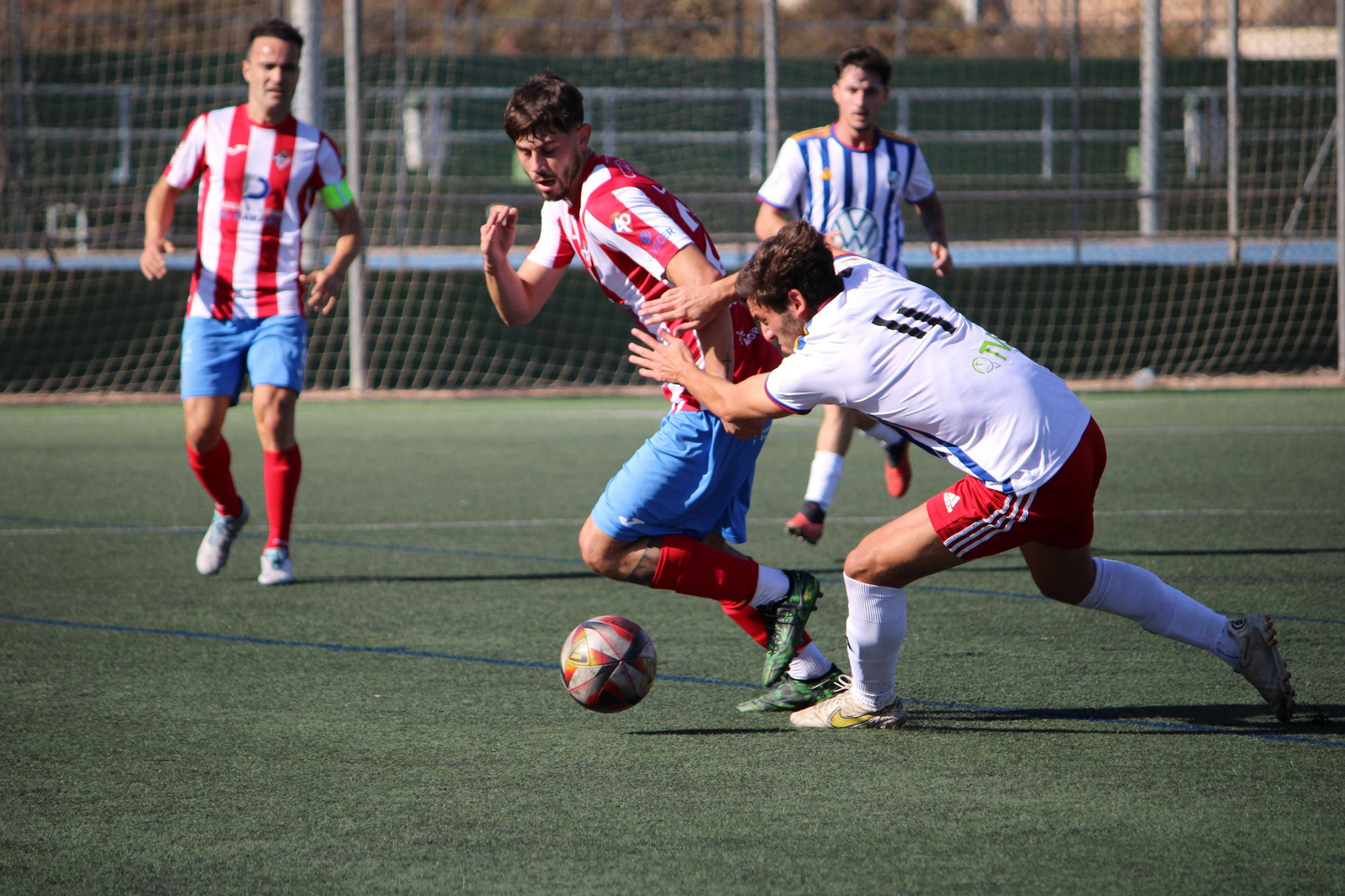El rojiblanco Juanmi trata de irse de un rival en el encuentro disputado en casa ante el Motril.