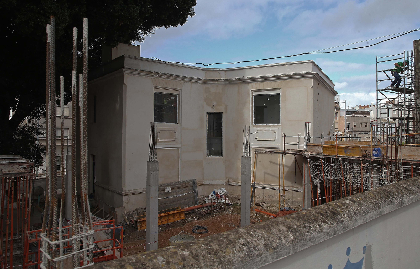 Fotos de las obras en el centro de interpretación 'Paco de Lucía' y en la fábrica de salazón de Algeciras