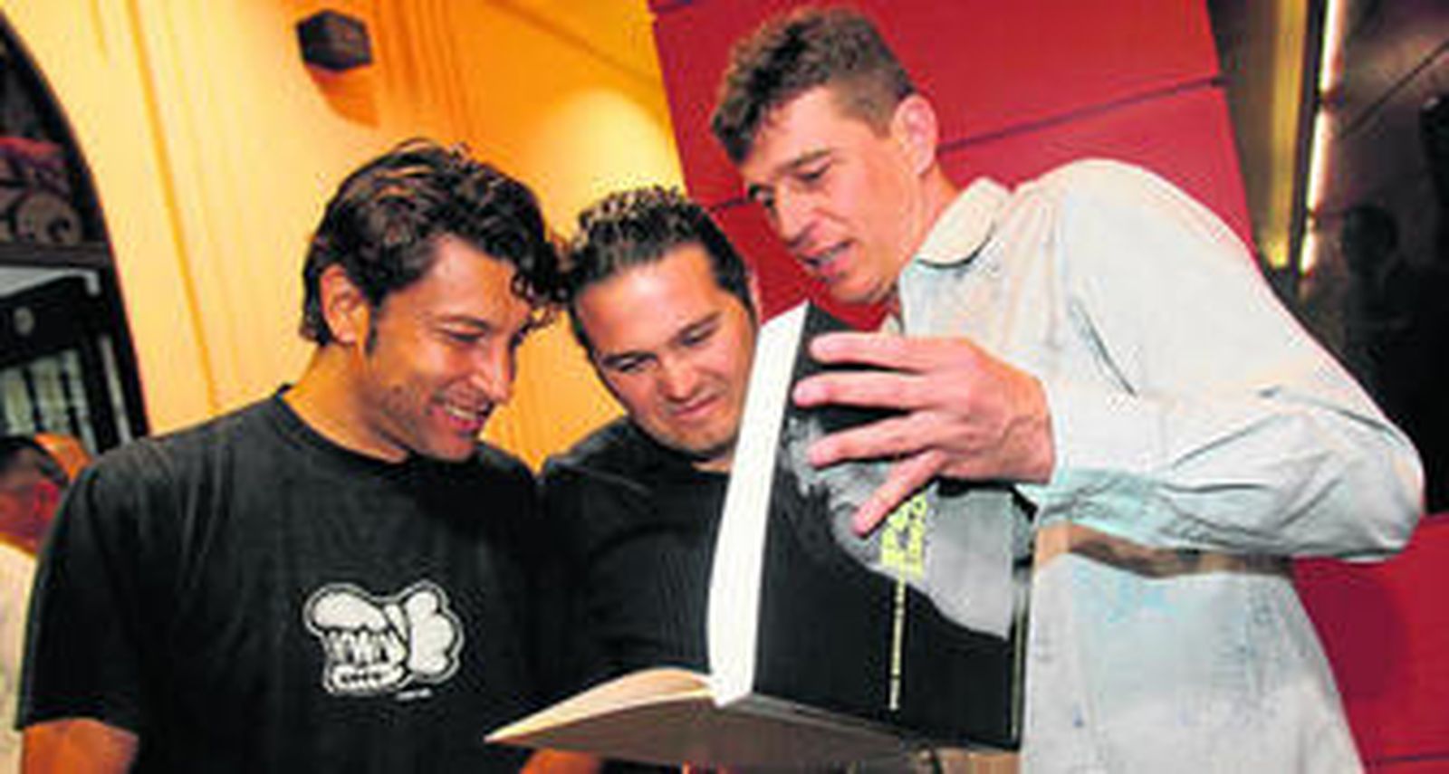 Javier Ojeda presenta su libro a dos incondicionales, ayer, en el Cine Albéniz.