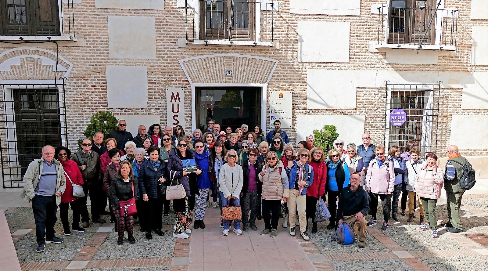 Los miembros de los Clubes de Lectura de Roquetas y Aguadulce a las puertas del Museo Miguel Guirao de Vélez Rubio.