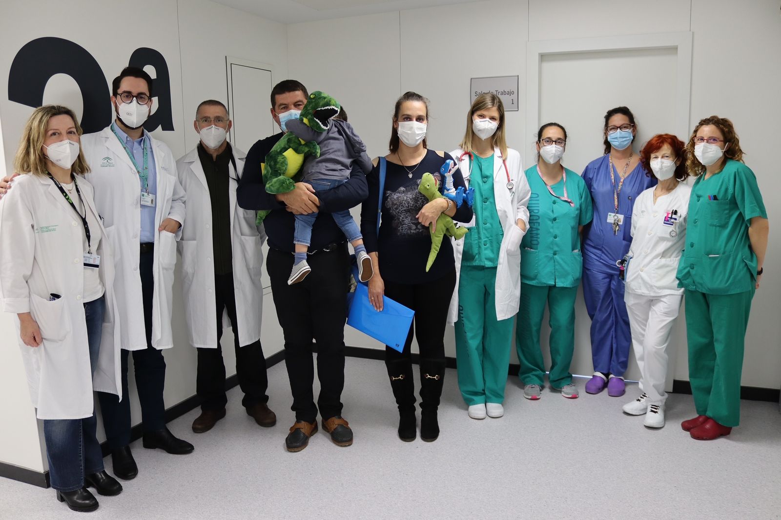 Los padres con el menor y parte del equipo médico.