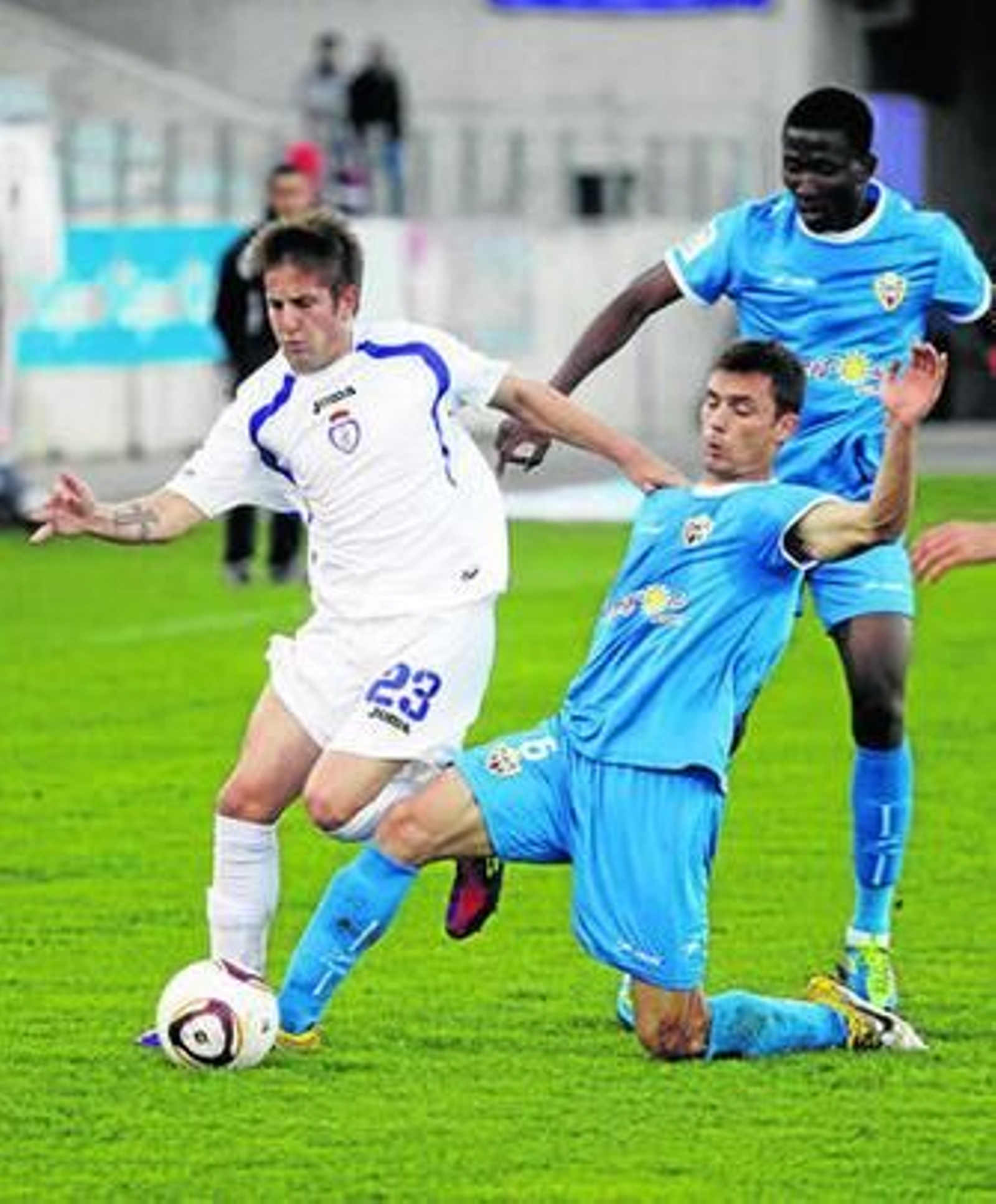 Alberto trata de cortar la internada de Machado, autor del tanto del empate.