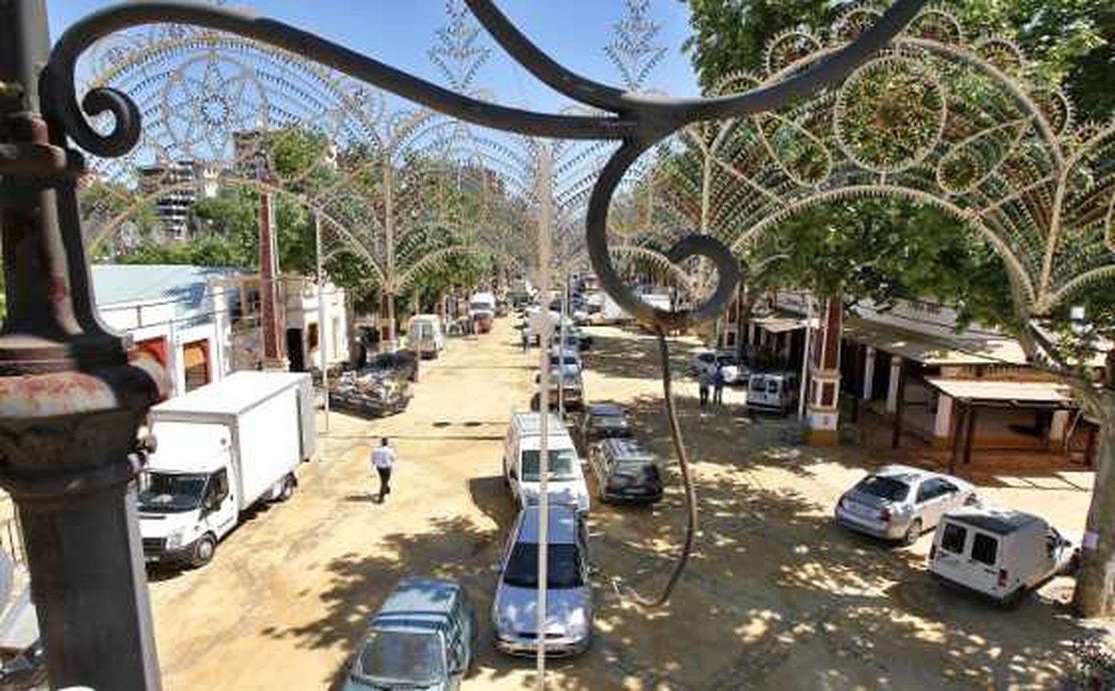 Vista captada a la altura del alumbrado de los coches y furgonetas aparcados en el parque González Hontoria durante las tareas de montaje.

Foto: M.A. Gonzalez