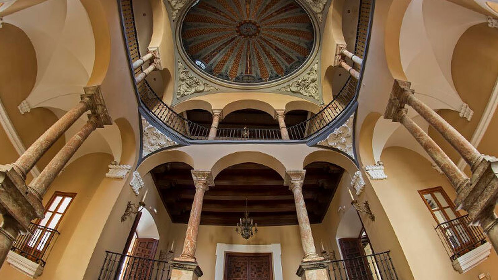 La espectacular escalera y cúpula del antiguo palacio de los Ponce de León.