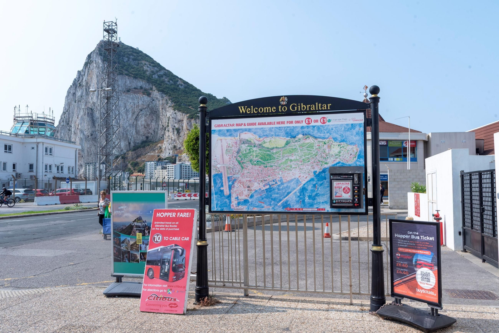 Entrada a Gibraltar con información turística.
