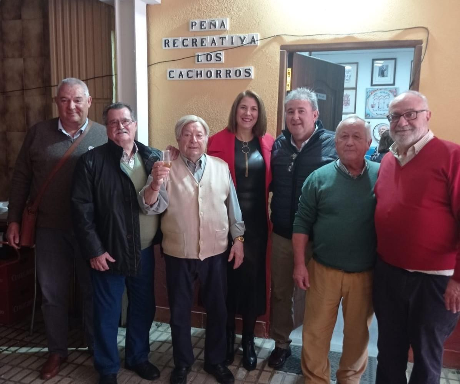 Peña Los Cachorros, con su presidente, Rafael Reyes (en el centro), al frente.