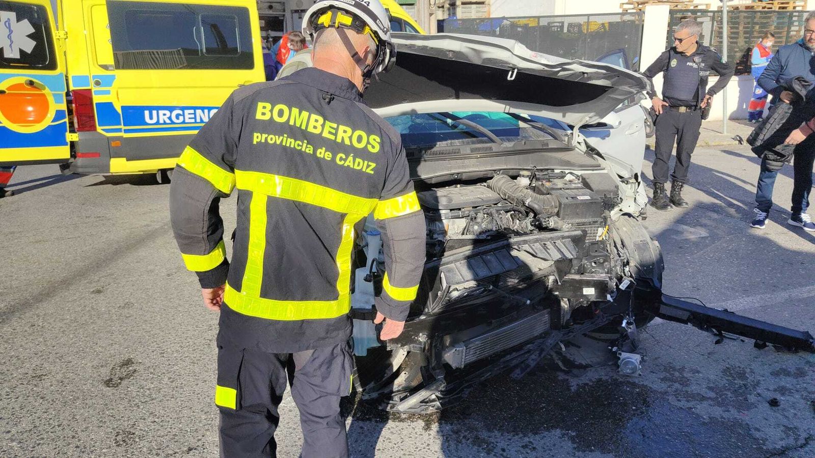 Un bombero junto a uno de los vehículos accidentados.