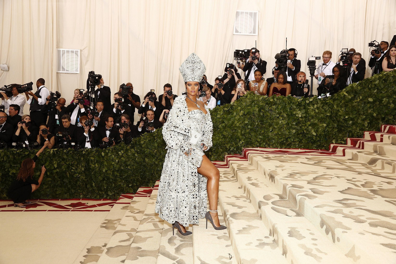 NUEVA YORK (NY, EE.UU.), 07/05/2018. Rihanna llega a la alfombra roja del Costume Institute Gala, celebrando la inauguración de la exposición "Cuerpos celestes: la moda y la imaginación católica" hoy, lunes 7 de mayo de 2018, en Nueva York, Nueva York (EE.UU.). La exposición estará en el instituto del 10 de mayo al 8 de octubre de 2018. EFE/Justin Lane
