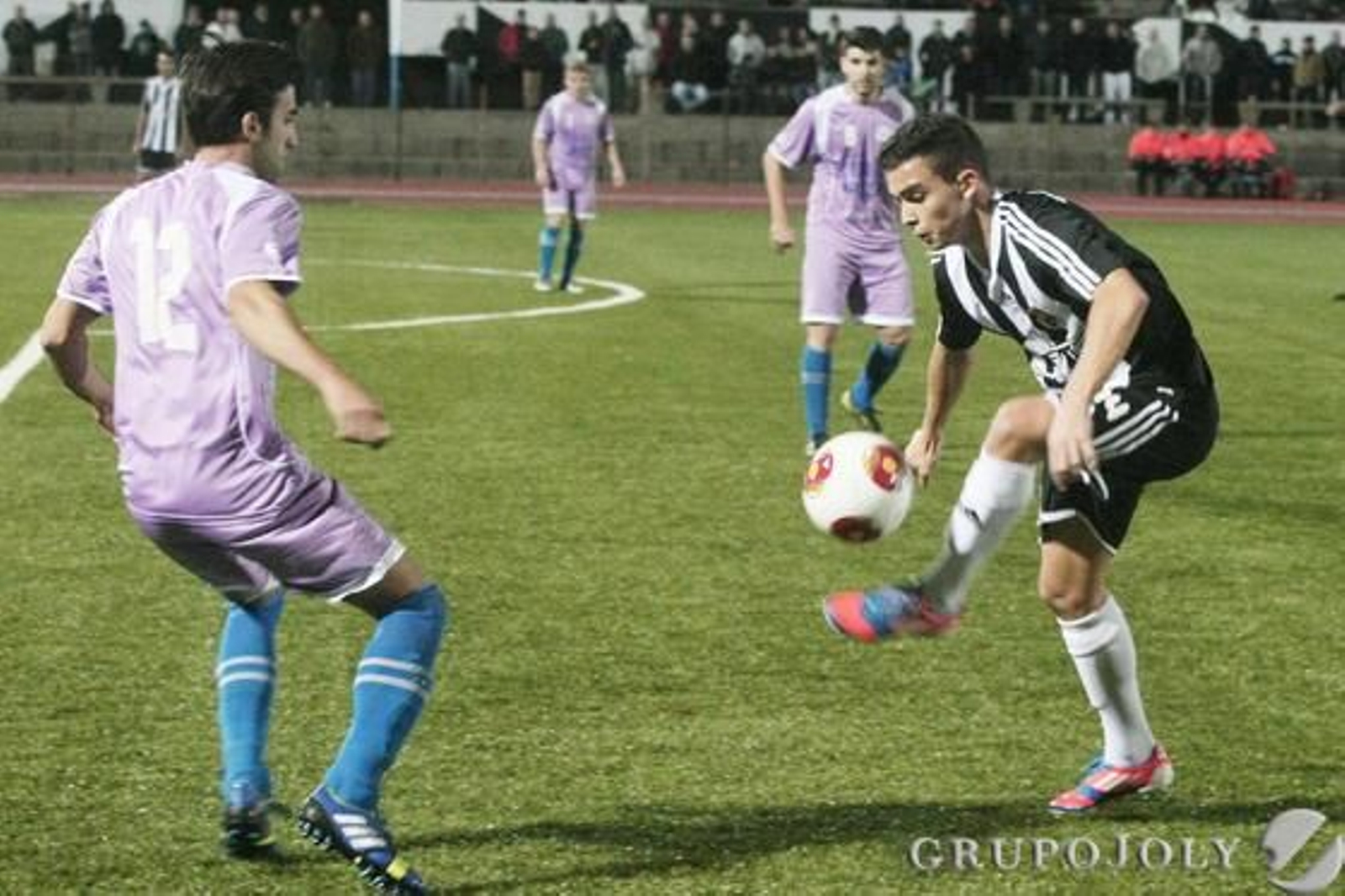 La Balona tropieza en el Municipal (1-2) y deja pasar una oportunidad de cazar al cuarto

Foto: Paco Guerrero