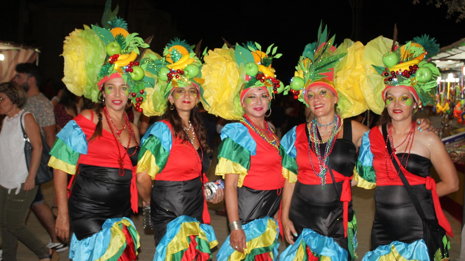 Grupo de velezanas que participó en el desfile de las presentes Fiestas de Verano.