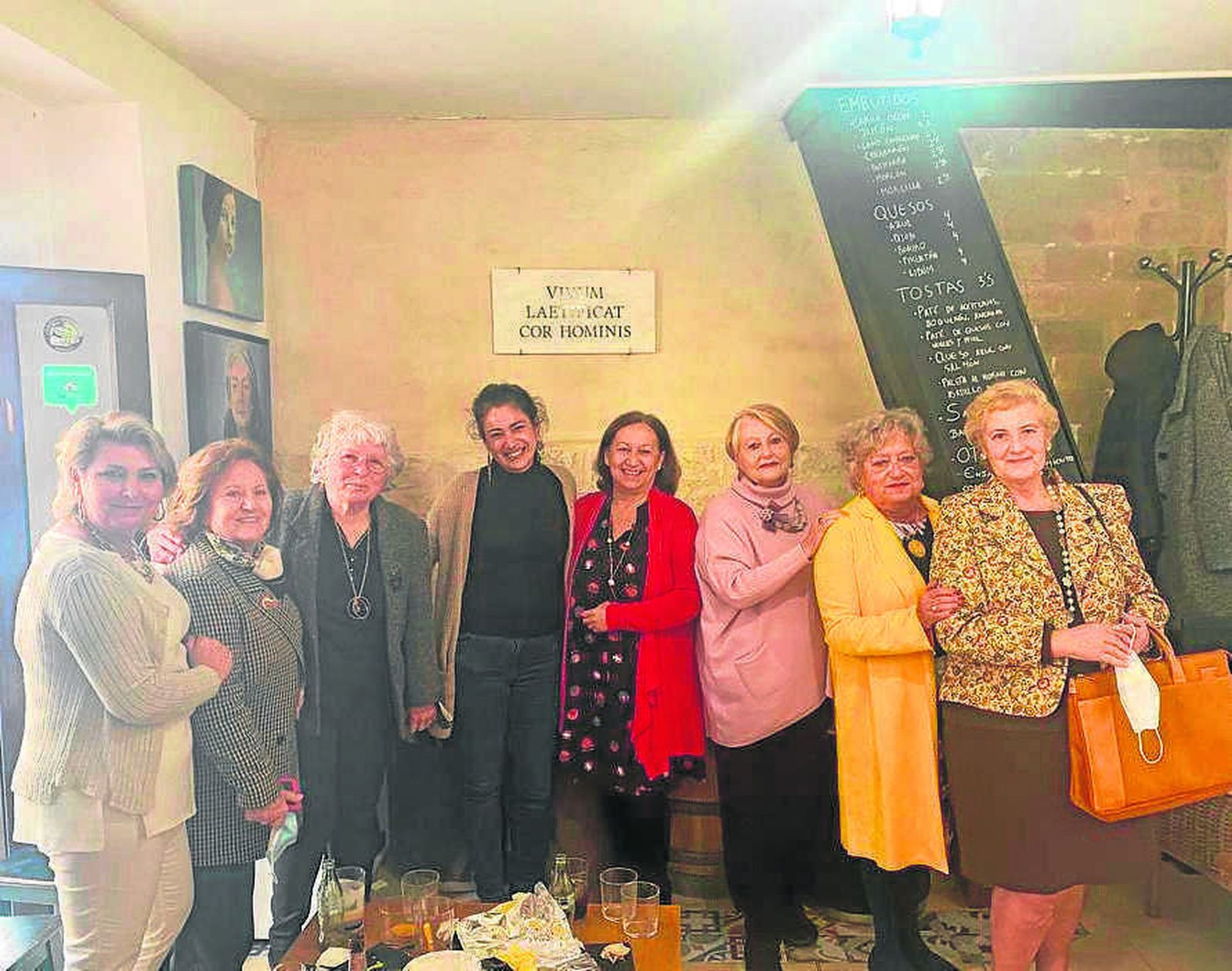 Merche Tejuca, Mari Tere Domínguez, Fátima Delgado, Lola Rueda, Chica Durán, Maika Marrero y María Luisa de la Osa con la dueña de la Casapuerta.